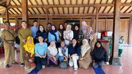 PELAKU UMKM DAN BENDAHARA RT MENDAPAT SOSIALISASI LAPORAN KEUANGAN